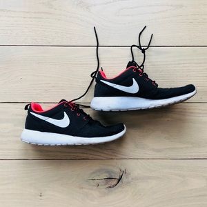 N I K E // BLACK + PINK